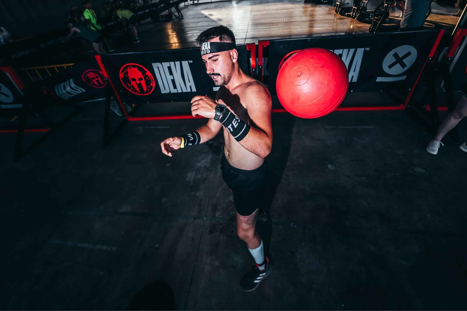 Atleta lanzando un balón medicinal en DEKA Alicante