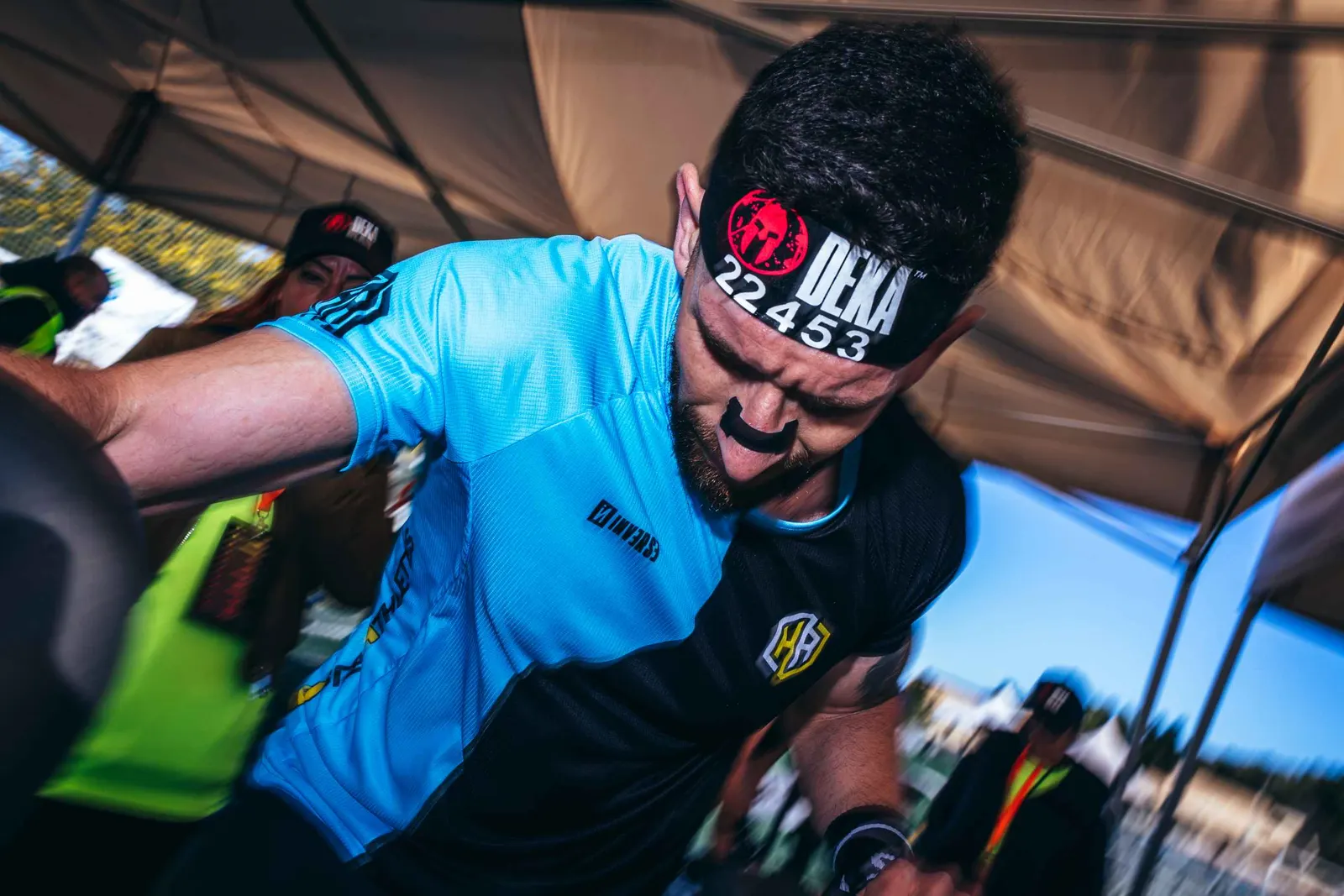 Atleta con su dorsal DEKA en la cinta durante una zona de DEKA Ibiza