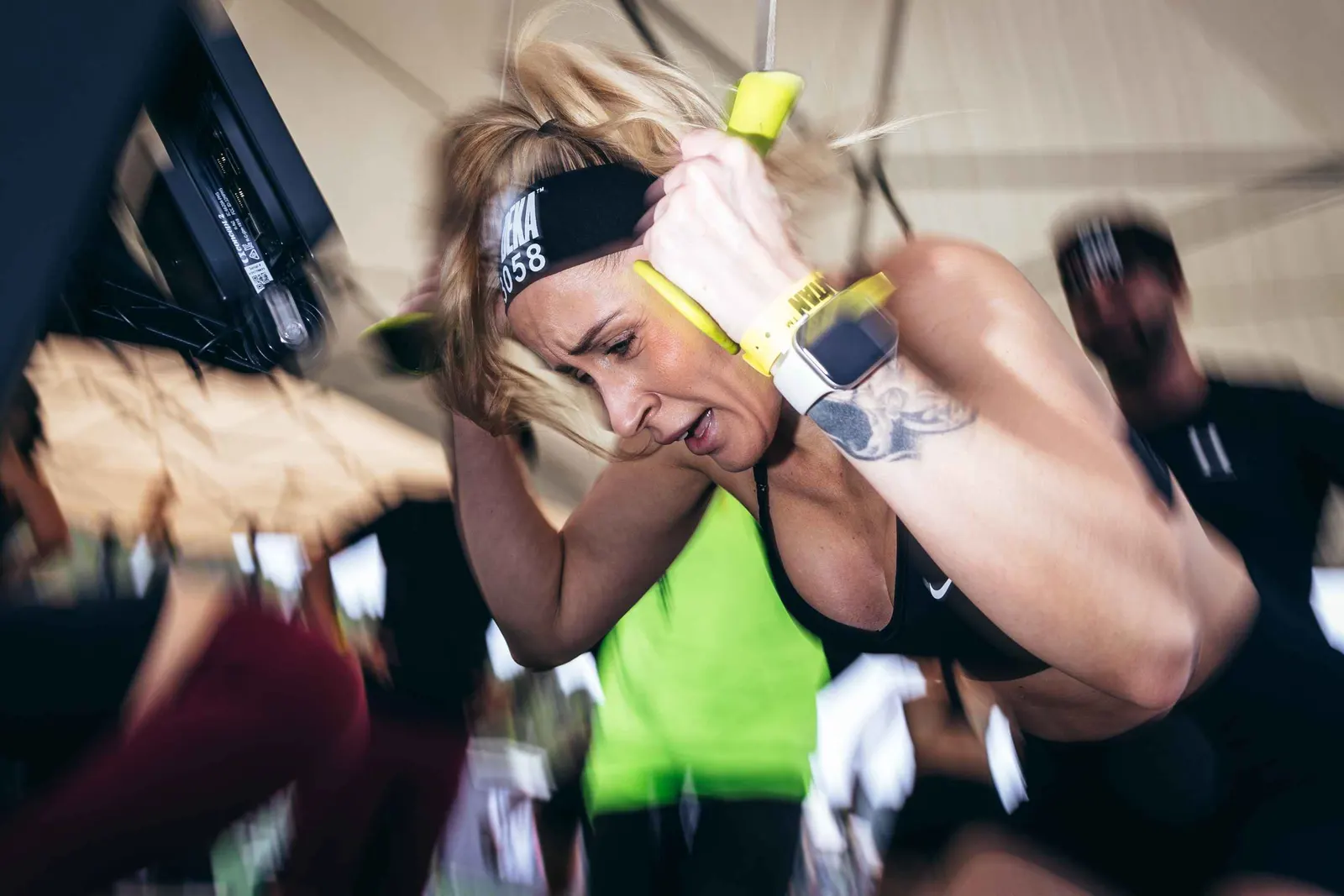 Atleta concentrada en el SkiErg en DEKA Ibiza