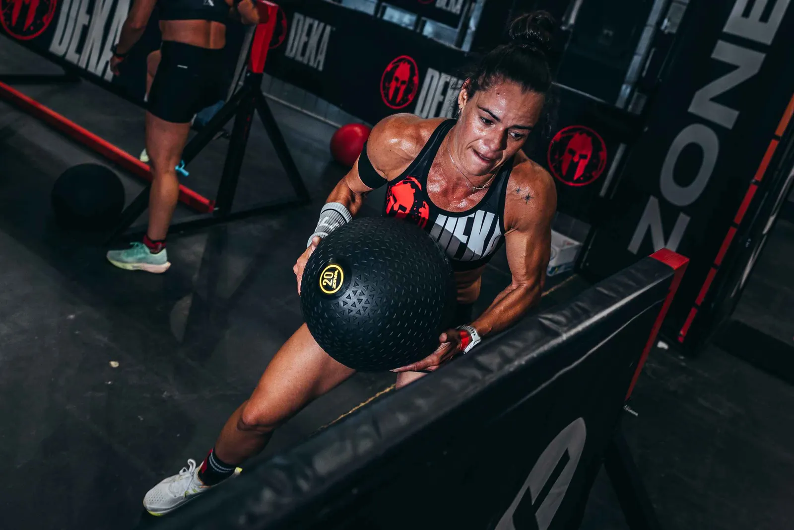 Atleta cargando un balón medicinal en DEKA Madrid