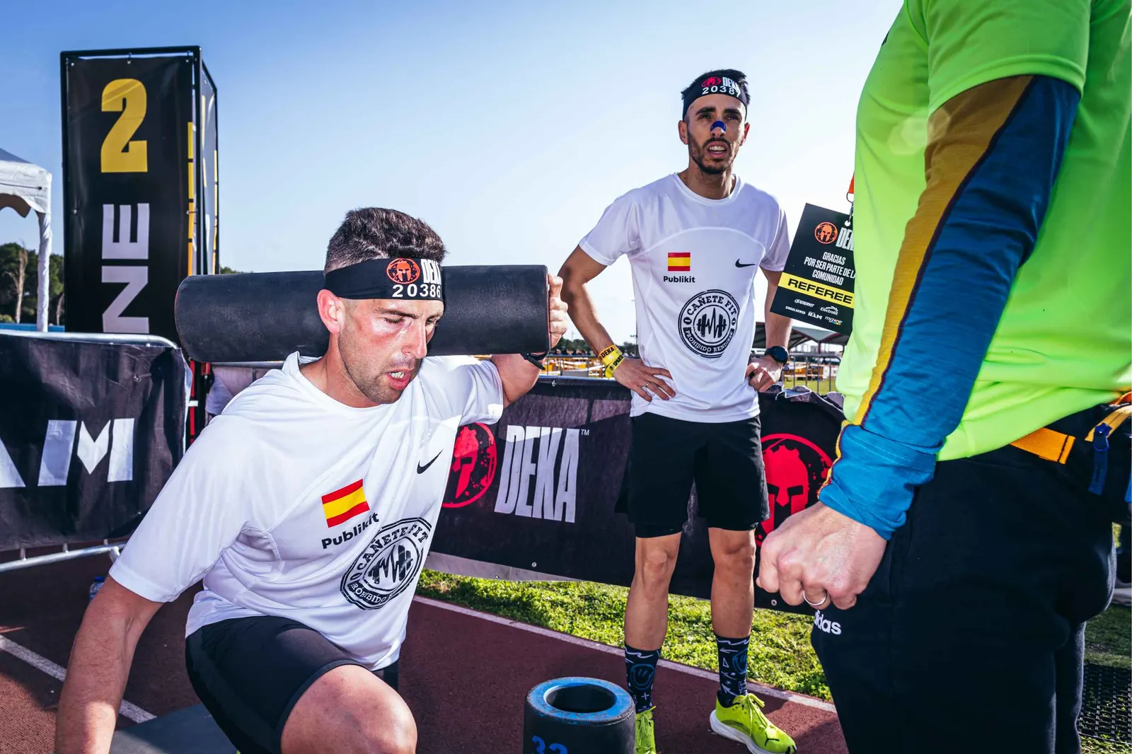 Atleta cargando un saco en la zona 2 de DEKA Torremolinos