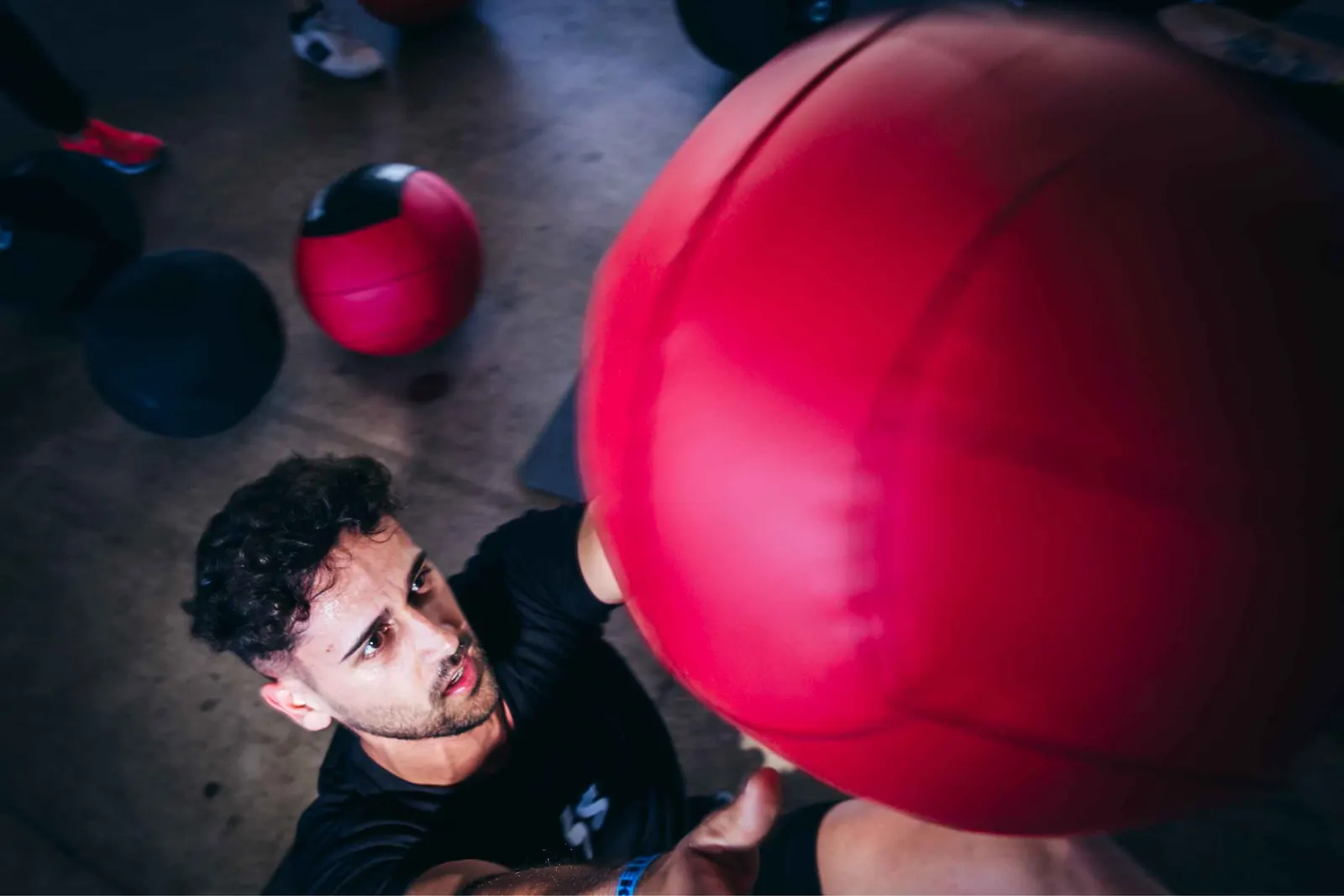 Atleta preparando un lanzamiento de balón medicinal en DEKA Valencia