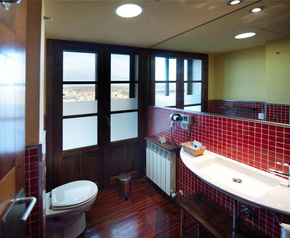 Baño con azulejo y ducha