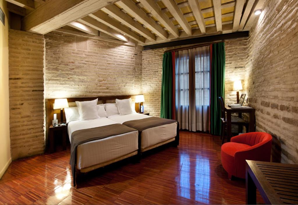 Habitación con paredes de ladrillo visto