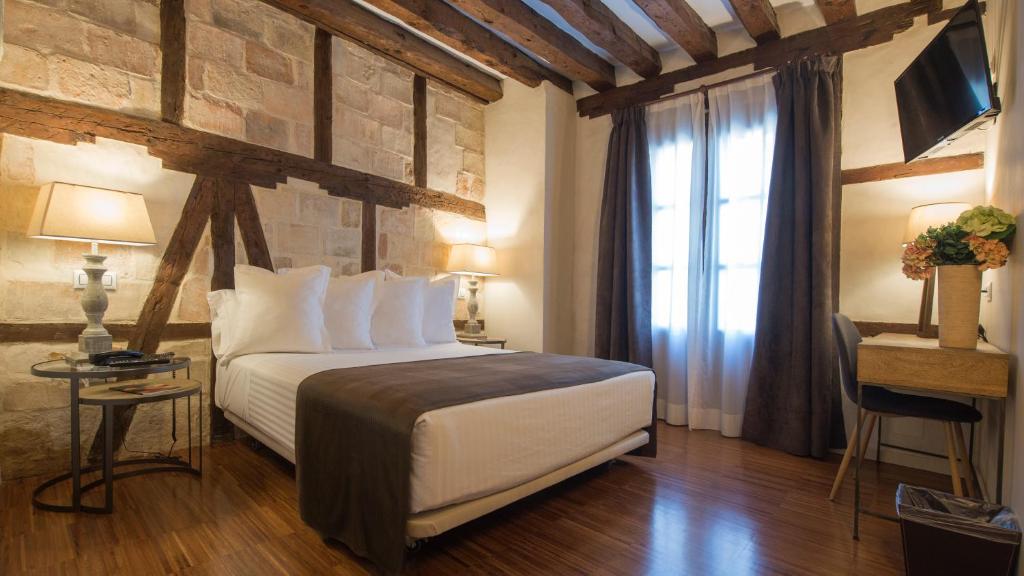 Habitación con vigas de madera vistas