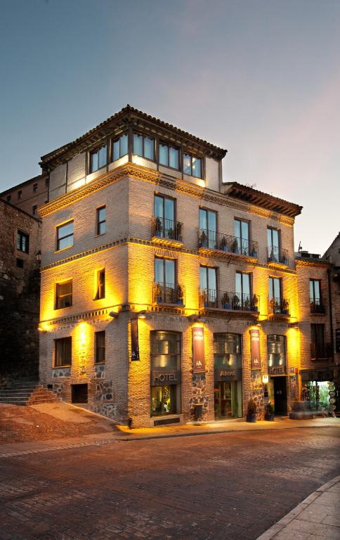 Fachada iluminada del Hotel Abad, antigua herrería del s. XIX, junto a la Puerta del Sol de Toledo
