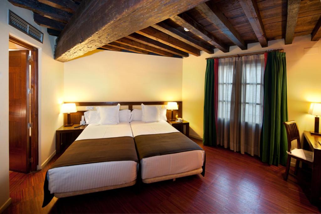 Habitación abuhardillada con baño abierto