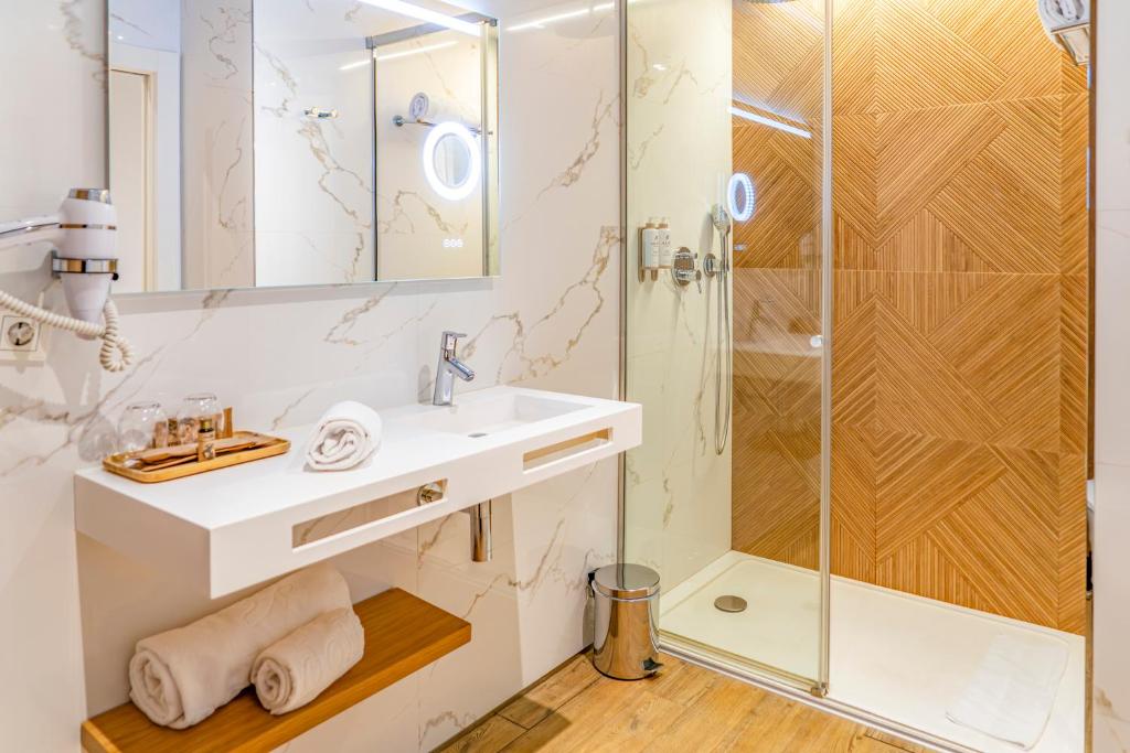 Baño en mármol con doble lavabo