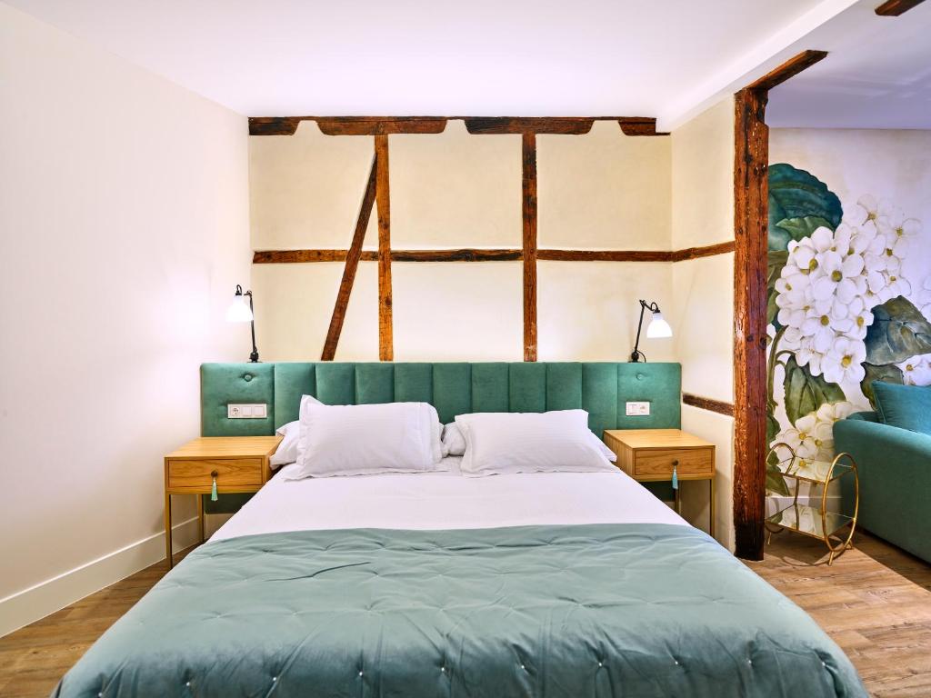 Habitación con cama de dosel y ventanal
