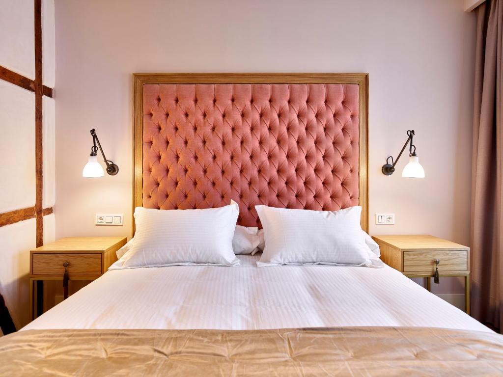 Habitación con cabecero capitoné y balcón