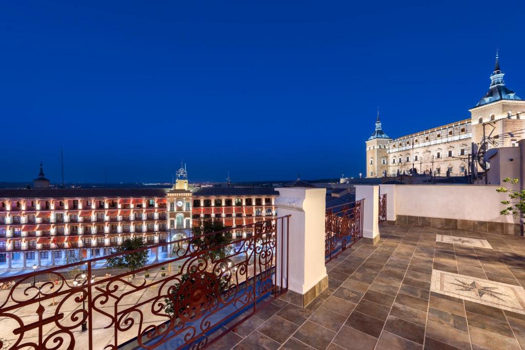 Vista al atardecer sobre la Plaza de Zocodover y el Alcázar desde el Hotel Boutique Adolfo