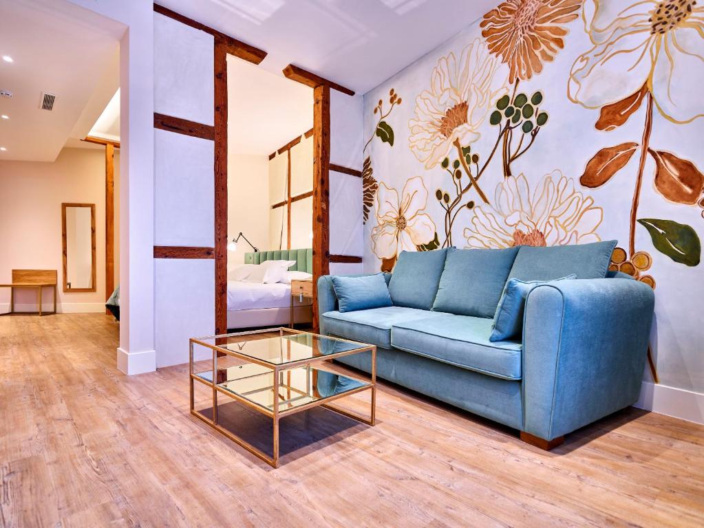 Salón con sofá y pared decorada
