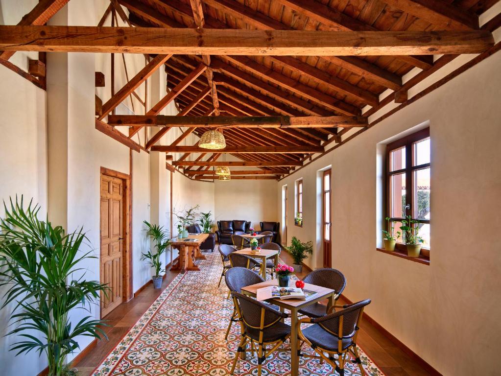 Suite abuhardillada con vigas de madera