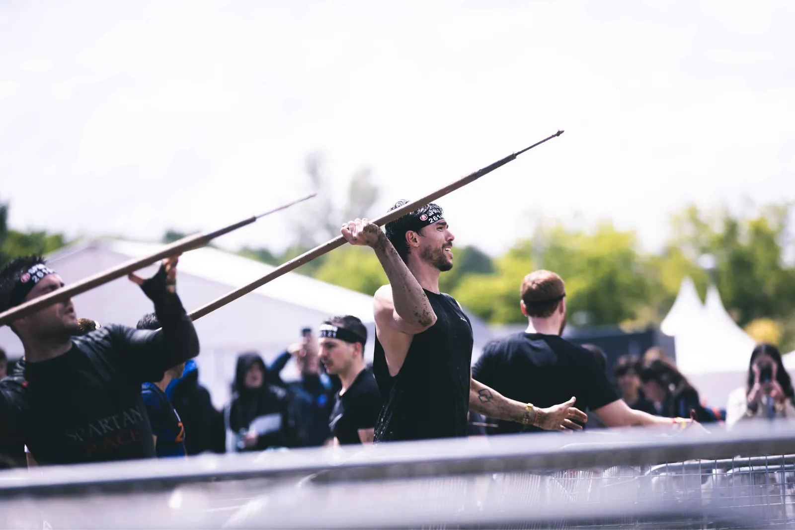 Corredores lanzando la jabalina en la Spartan de Madrid