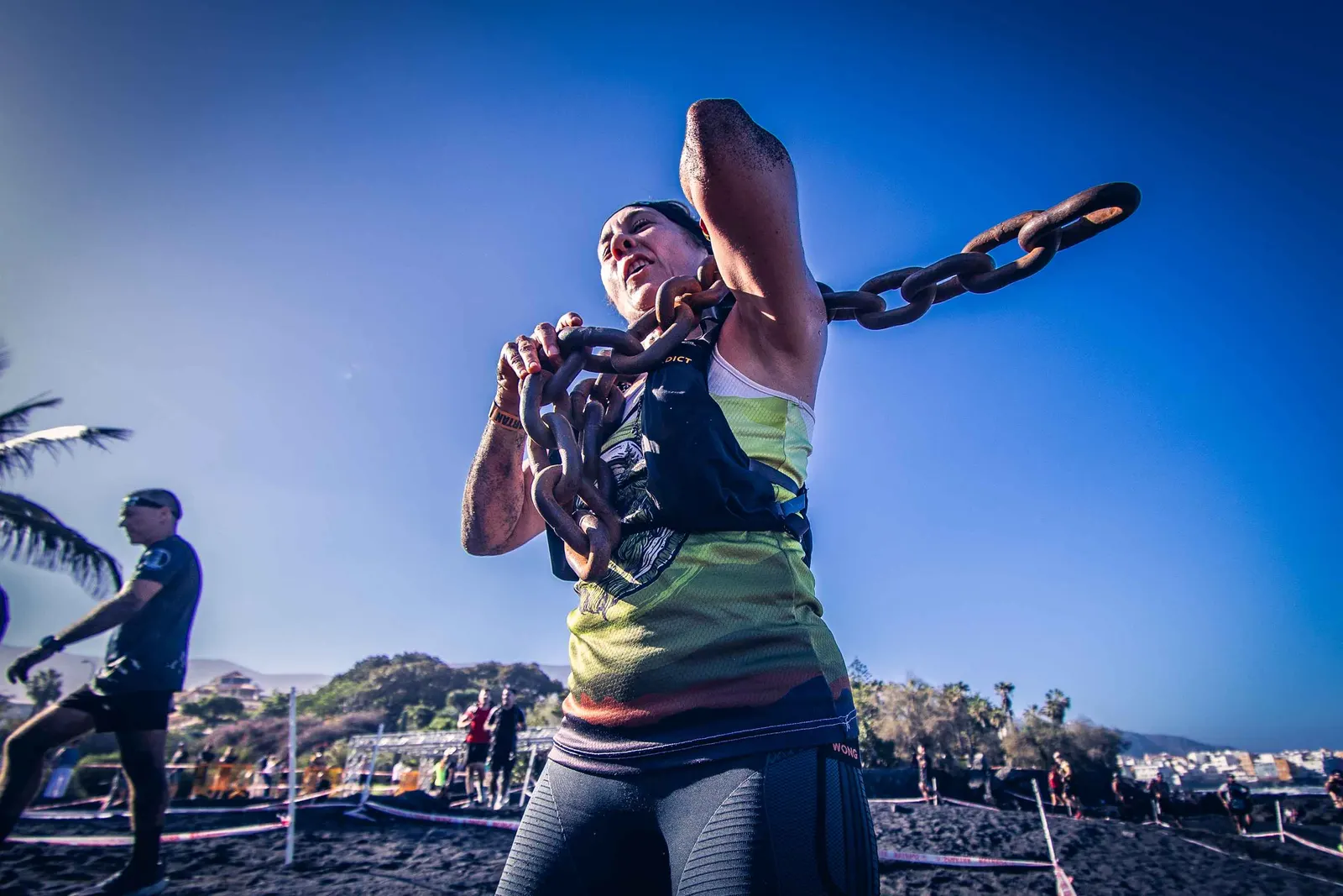 Corredora arrastrando una cadena en la Spartan de Tenerife